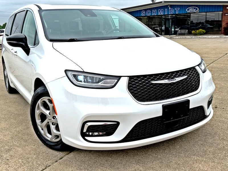 Chrysler Pacifica Vehicle Full-screen Gallery Image 08