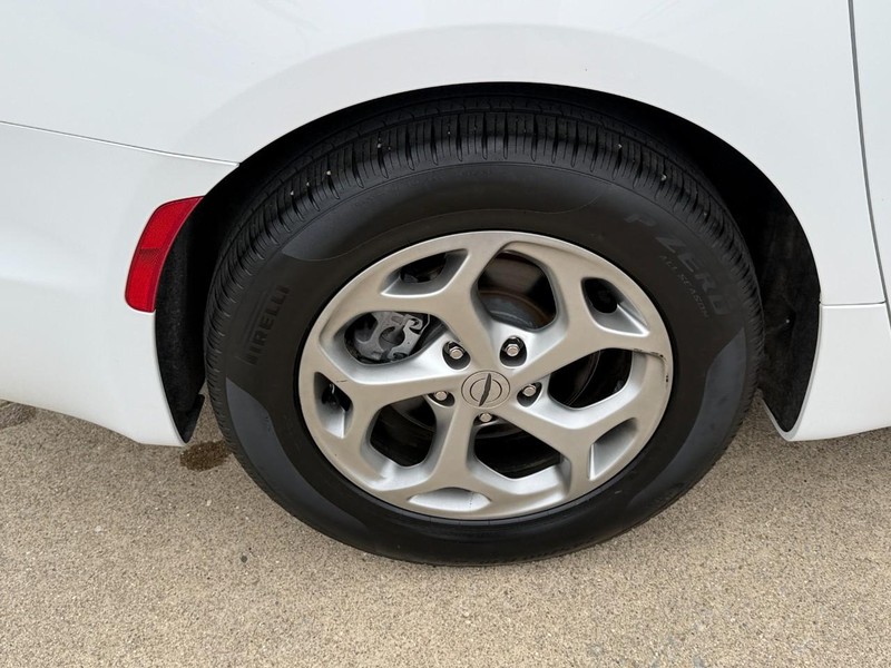 Chrysler Pacifica Vehicle Full-screen Gallery Image 10