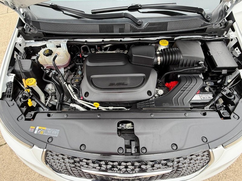 Chrysler Pacifica Vehicle Full-screen Gallery Image 11