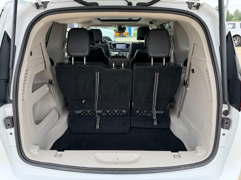 Chrysler Pacifica Vehicle Full-screen Gallery Image 12
