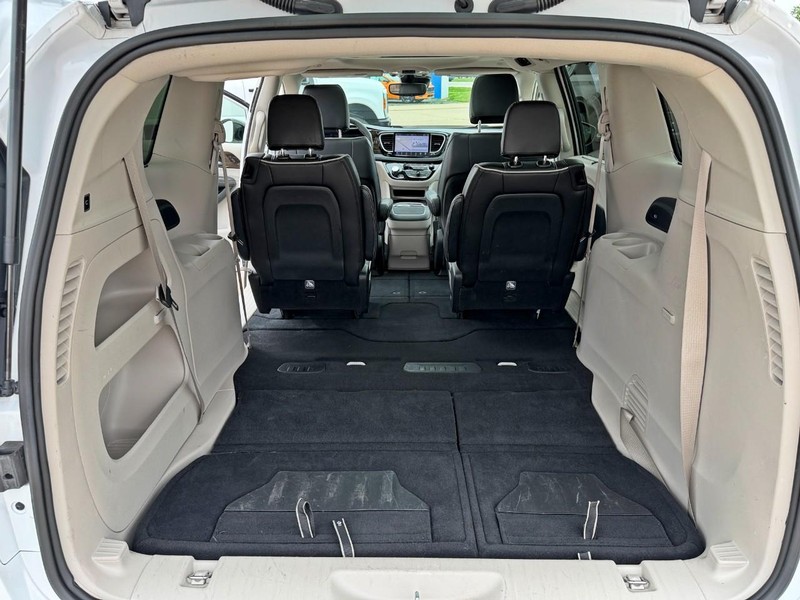 Chrysler Pacifica Vehicle Full-screen Gallery Image 13