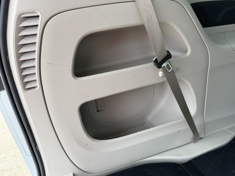 Chrysler Pacifica Vehicle Full-screen Gallery Image 14