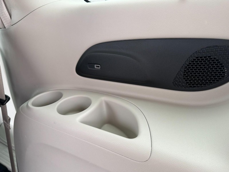 Chrysler Pacifica Vehicle Full-screen Gallery Image 15