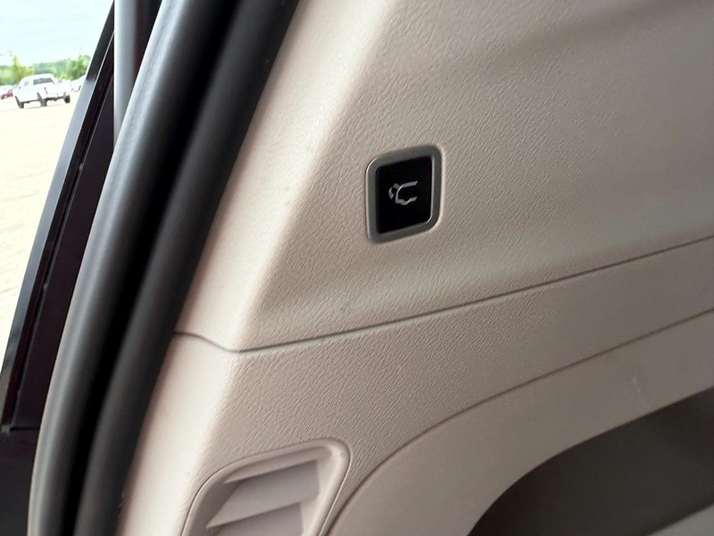 Chrysler Pacifica Vehicle Full-screen Gallery Image 16