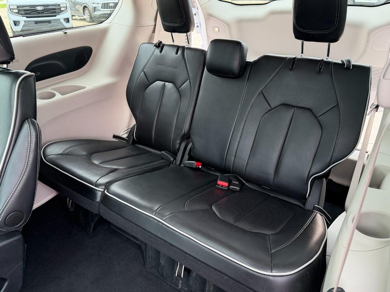 Chrysler Pacifica Vehicle Full-screen Gallery Image 17