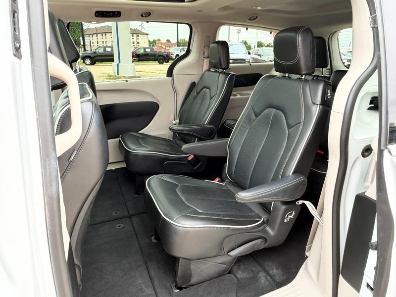 Chrysler Pacifica Vehicle Full-screen Gallery Image 18