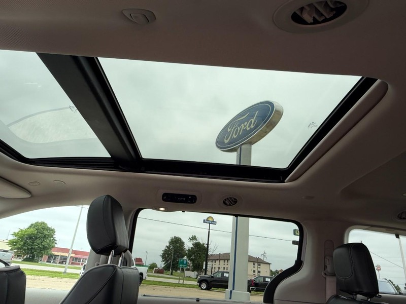 Chrysler Pacifica Vehicle Full-screen Gallery Image 19