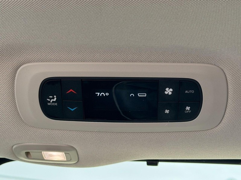 Chrysler Pacifica Vehicle Full-screen Gallery Image 20