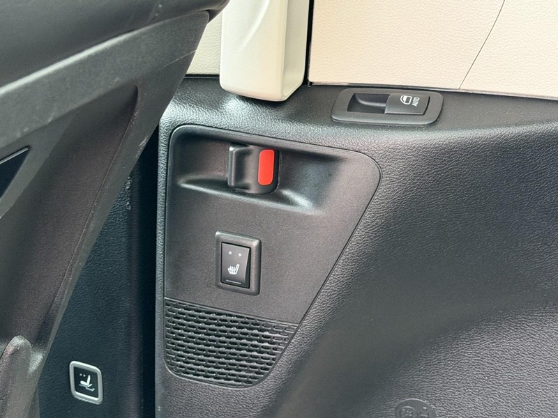 Chrysler Pacifica Vehicle Full-screen Gallery Image 21