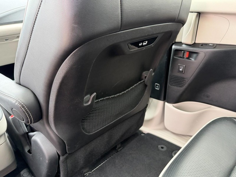 Chrysler Pacifica Vehicle Full-screen Gallery Image 22