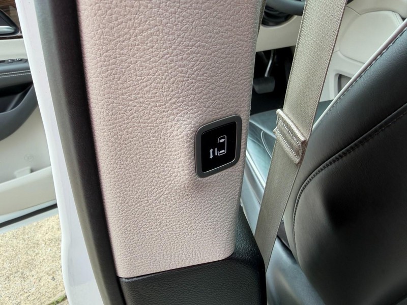 Chrysler Pacifica Vehicle Full-screen Gallery Image 23