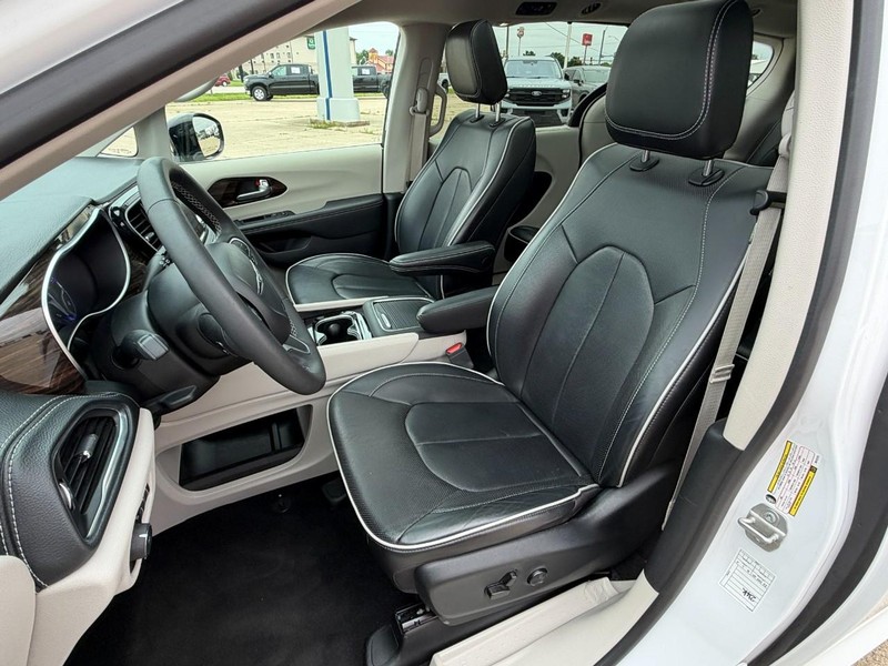 Chrysler Pacifica Vehicle Full-screen Gallery Image 24