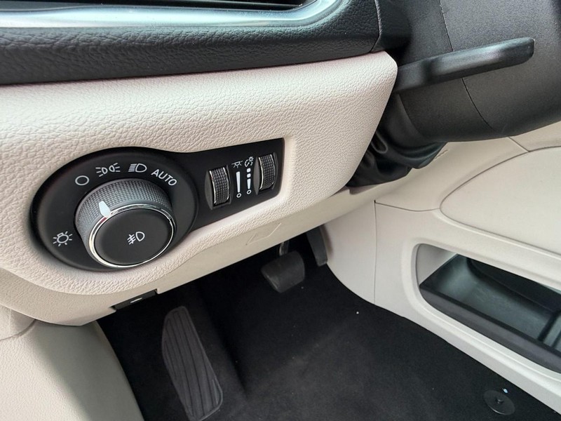 Chrysler Pacifica Vehicle Full-screen Gallery Image 25