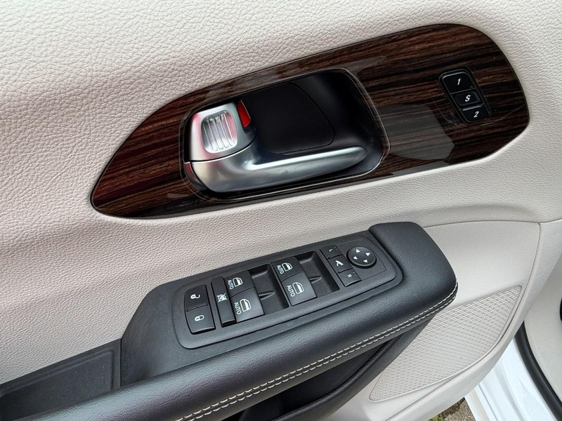 Chrysler Pacifica Vehicle Full-screen Gallery Image 27