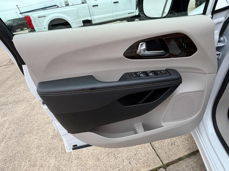 Chrysler Pacifica Vehicle Full-screen Gallery Image 28