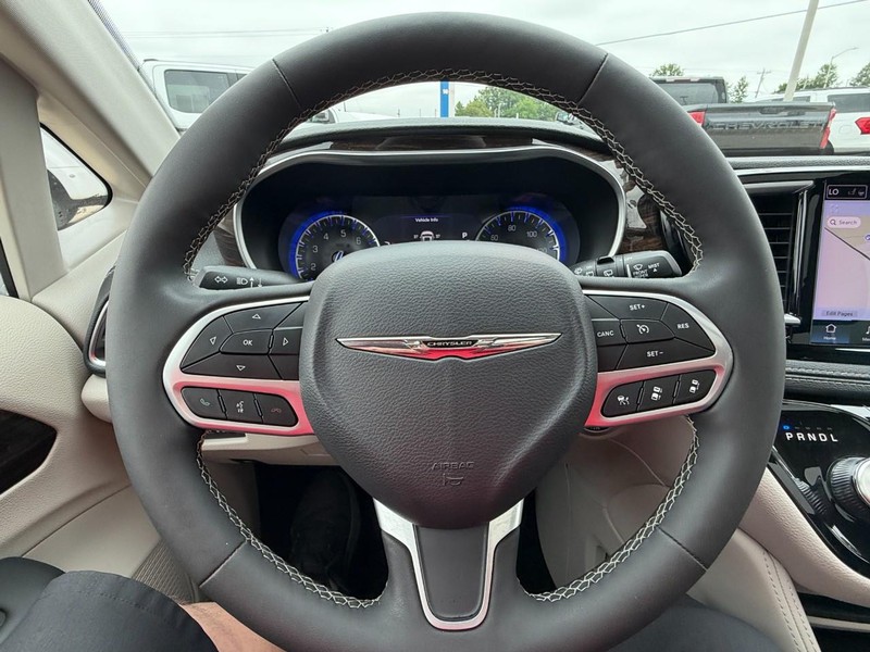 Chrysler Pacifica Vehicle Full-screen Gallery Image 29