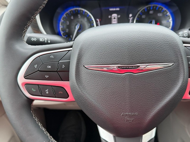 Chrysler Pacifica Vehicle Full-screen Gallery Image 30