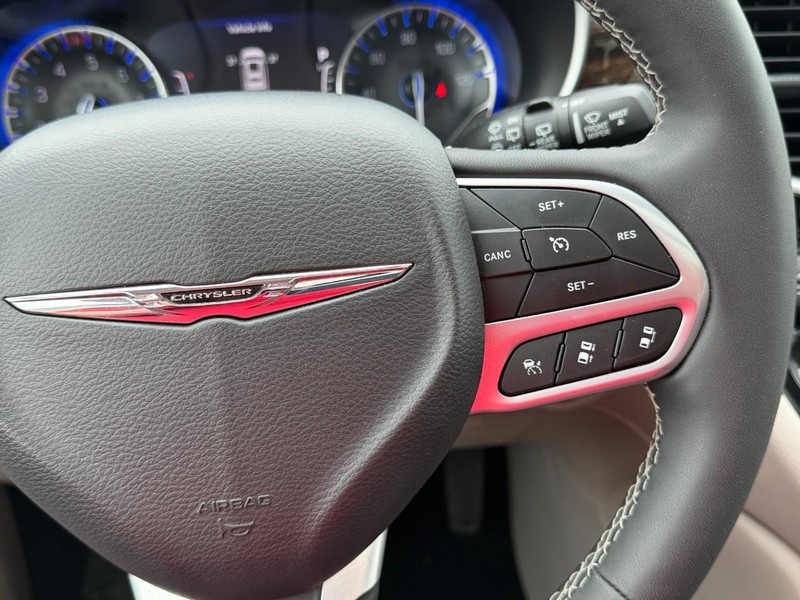 Chrysler Pacifica Vehicle Full-screen Gallery Image 31