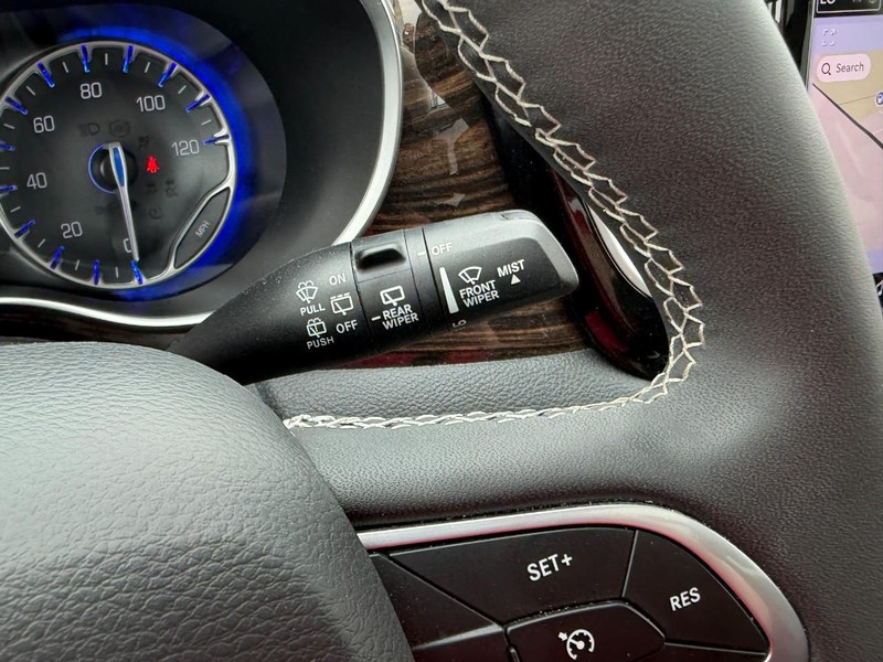 Chrysler Pacifica Vehicle Full-screen Gallery Image 32