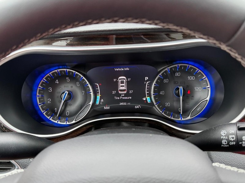 Chrysler Pacifica Vehicle Full-screen Gallery Image 34