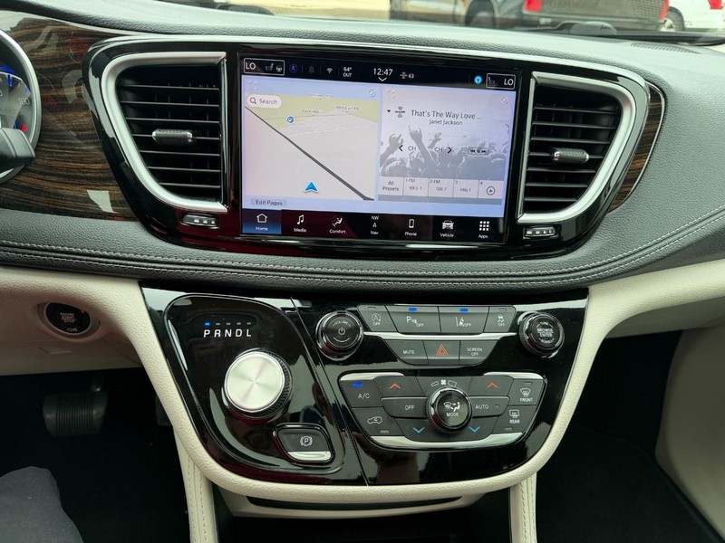 Chrysler Pacifica Vehicle Full-screen Gallery Image 37