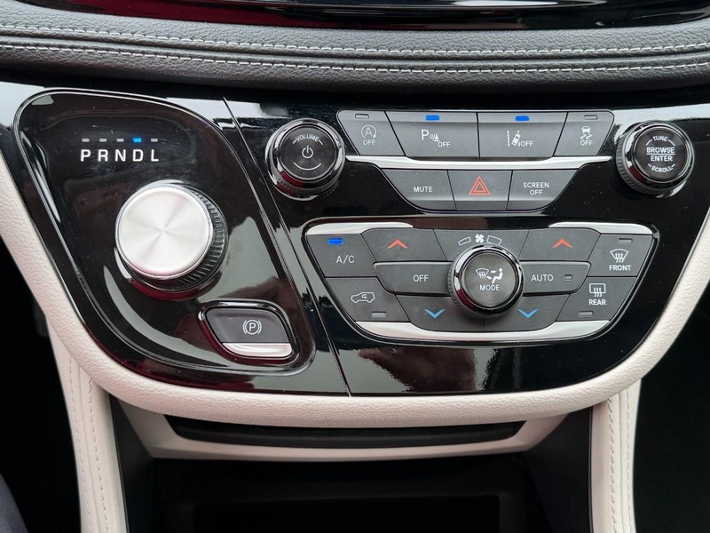 Chrysler Pacifica Vehicle Full-screen Gallery Image 54