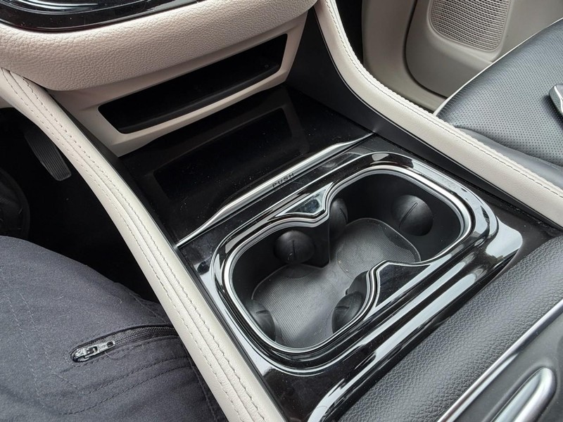 Chrysler Pacifica Vehicle Full-screen Gallery Image 55