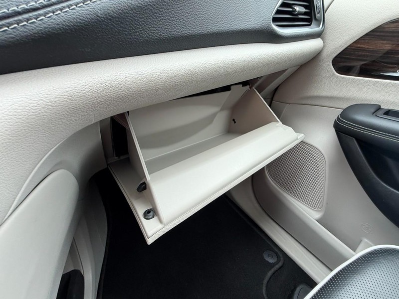 Chrysler Pacifica Vehicle Full-screen Gallery Image 61