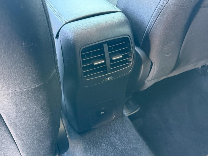 Ford Escape Vehicle Full-screen Gallery Image 16