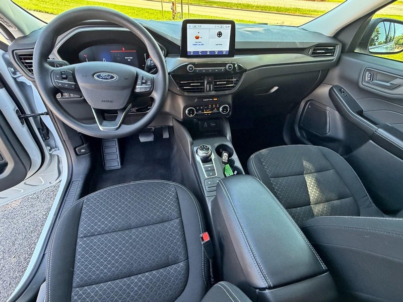 Ford Escape Vehicle Full-screen Gallery Image 17