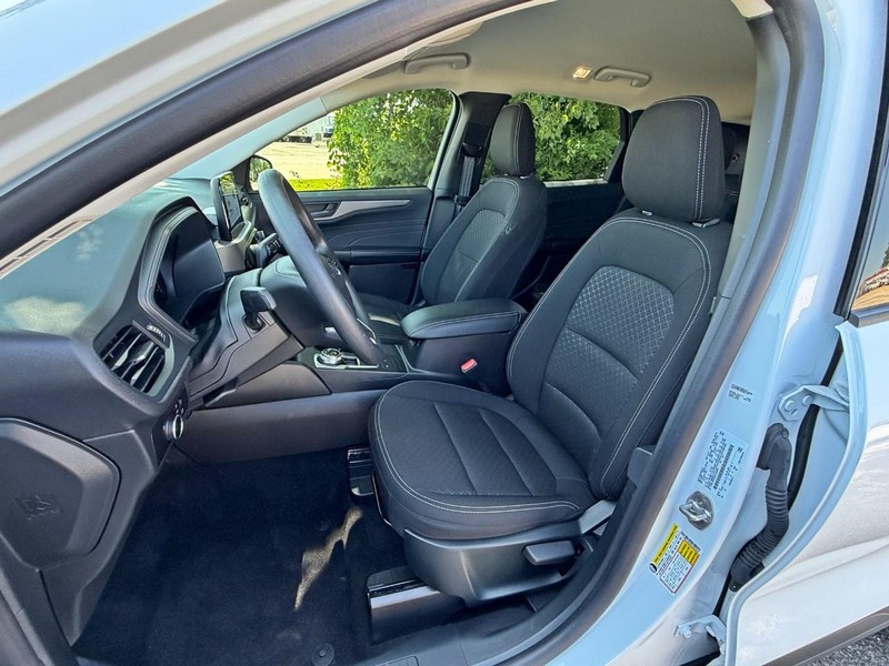 Ford Escape Vehicle Full-screen Gallery Image 19