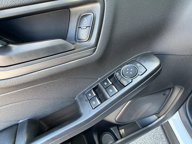 Ford Escape Vehicle Full-screen Gallery Image 22
