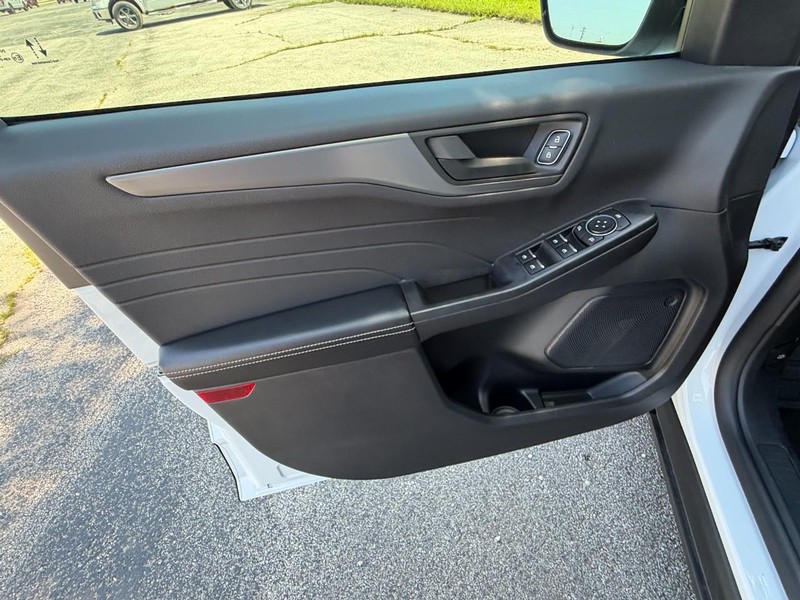 Ford Escape Vehicle Full-screen Gallery Image 23
