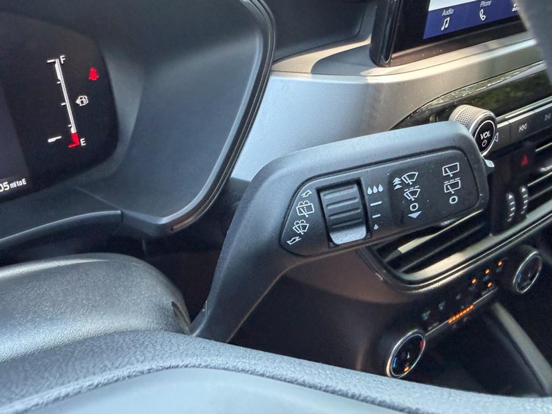Ford Escape Vehicle Full-screen Gallery Image 27