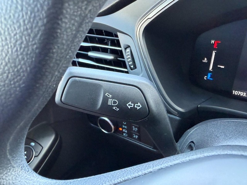 Ford Escape Vehicle Full-screen Gallery Image 28