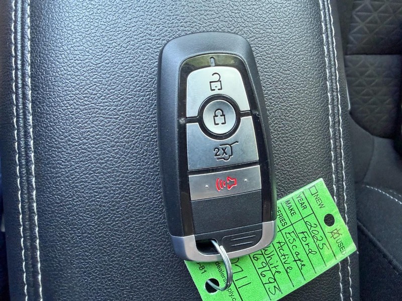 Ford Escape Vehicle Full-screen Gallery Image 45