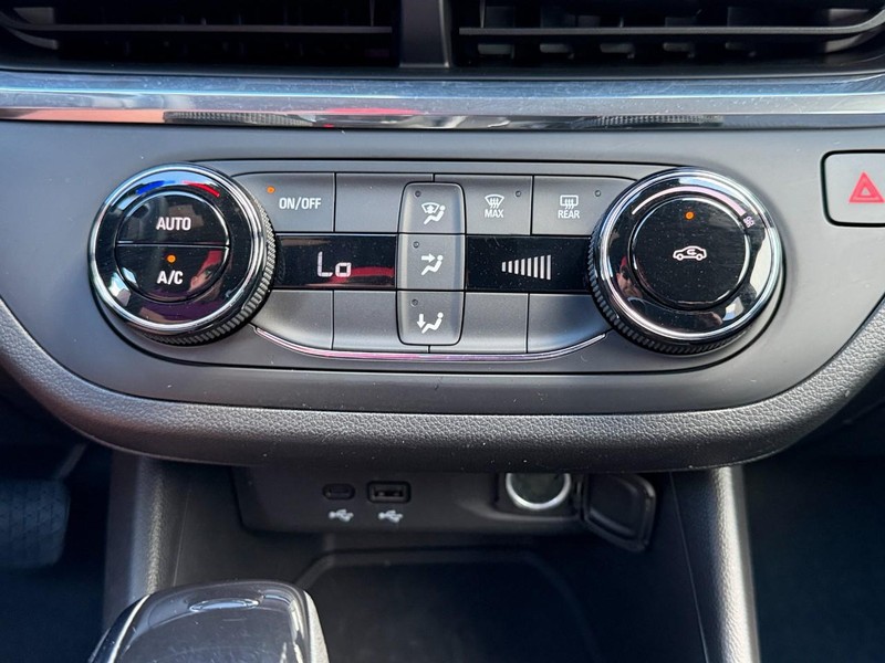 Buick Envista Vehicle Full-screen Gallery Image 38