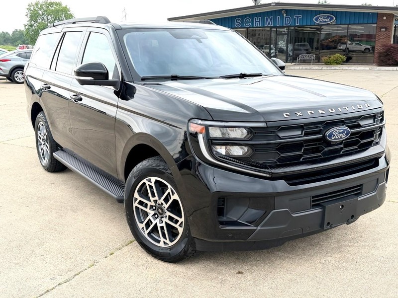 Ford Expedition Vehicle Full-screen Gallery Image 02