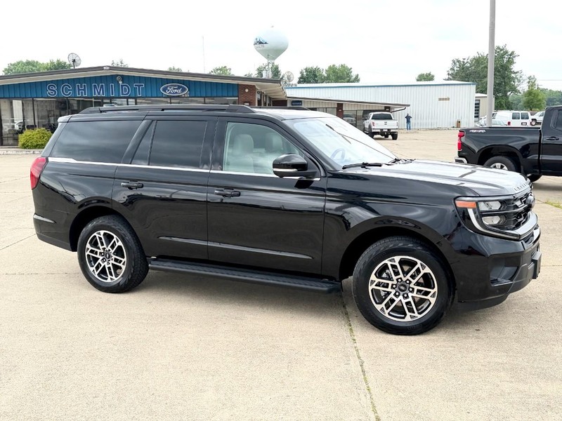 Ford Expedition Vehicle Full-screen Gallery Image 03