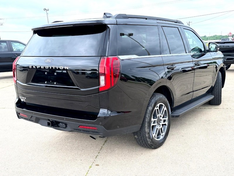 Ford Expedition Vehicle Full-screen Gallery Image 04