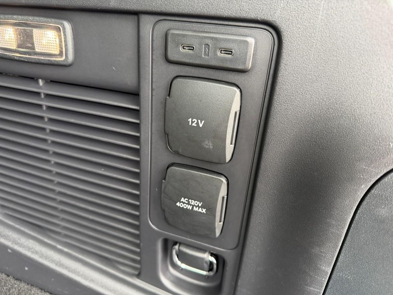 Ford Expedition Vehicle Full-screen Gallery Image 15