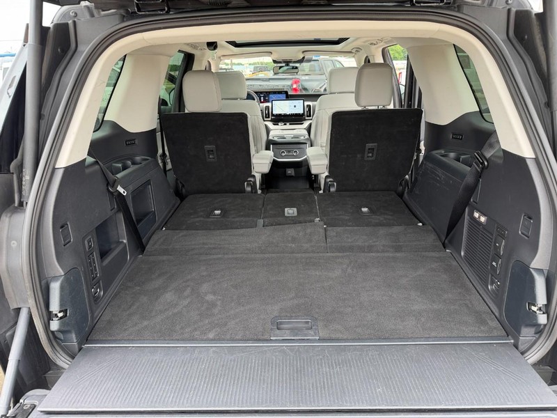 Ford Expedition Vehicle Full-screen Gallery Image 17