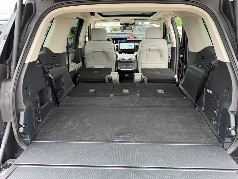 Ford Expedition Vehicle Full-screen Gallery Image 19