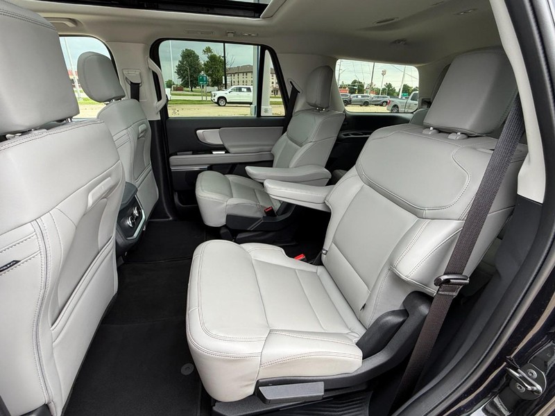 Ford Expedition Vehicle Full-screen Gallery Image 23