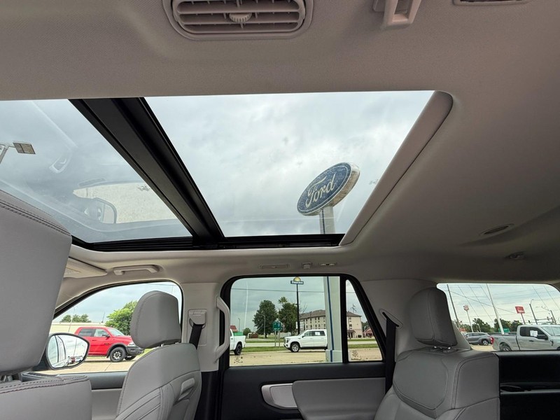 Ford Expedition Vehicle Full-screen Gallery Image 24