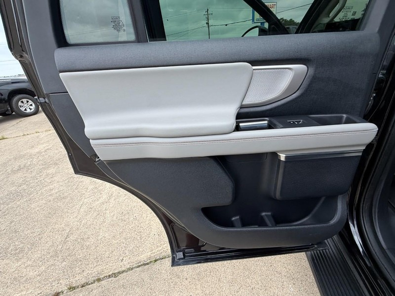 Ford Expedition Vehicle Full-screen Gallery Image 28