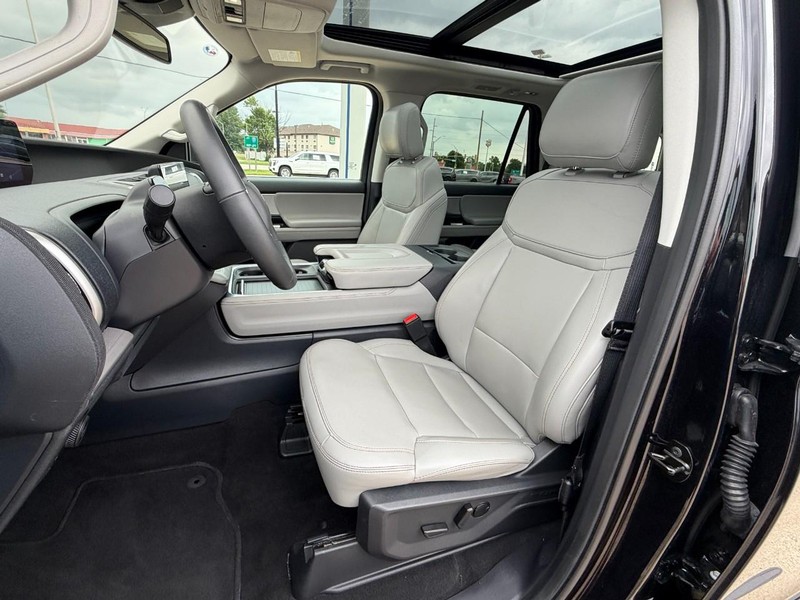 Ford Expedition Vehicle Full-screen Gallery Image 29