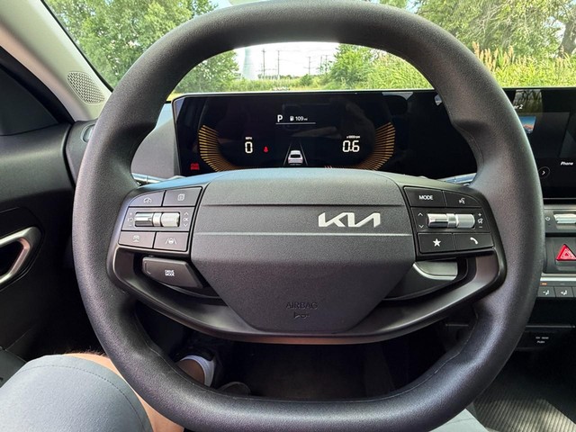 2025 Kia K4 LXS - Photo 23