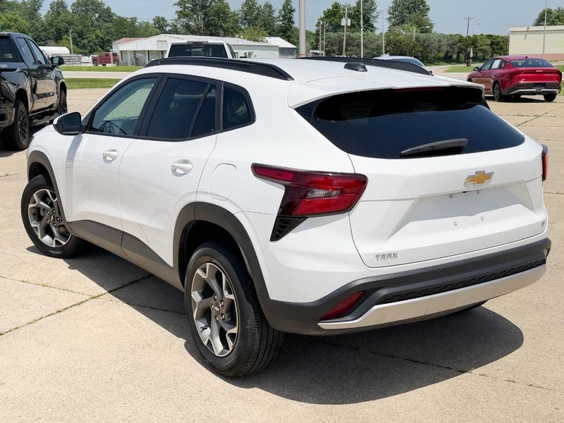 Chevrolet Trax Vehicle Full-screen Gallery Image 05