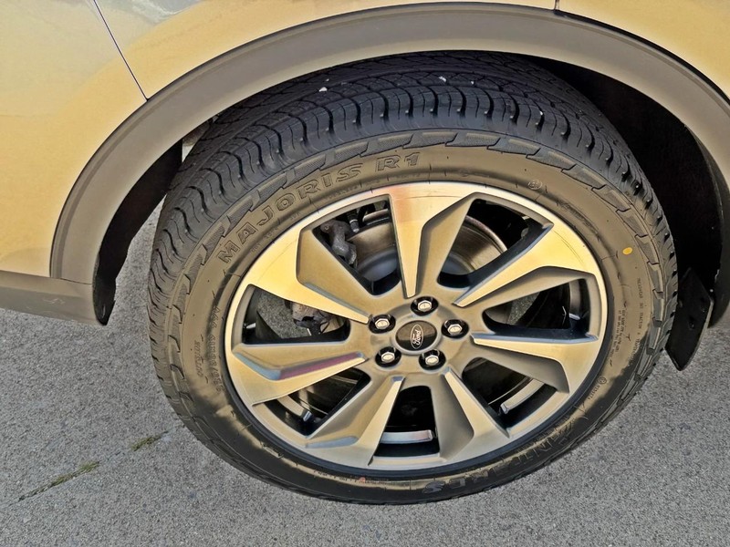 Ford Escape Vehicle Full-screen Gallery Image 10